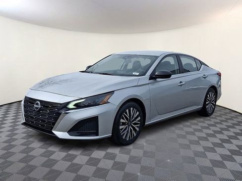 Certified 2025 Nissan Altima 2.5 SV image 3