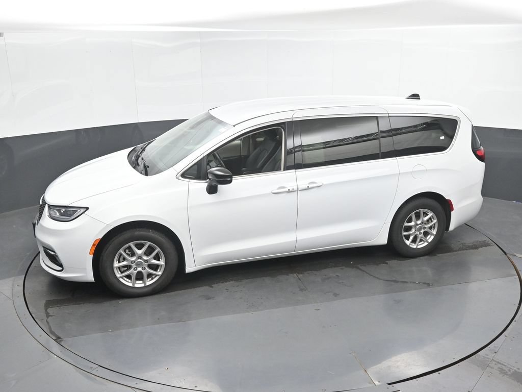 Used 2024 Chrysler Pacifica Touring-L FWD image 37