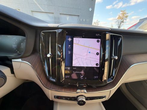 Used 2021 Volvo XC60 T5 Momentum w/ Premium Package image 27