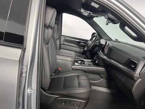 Used 2025 Chevrolet Suburban RST image 34