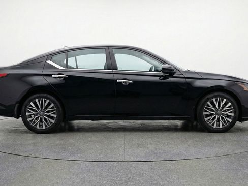 Used 2025 Nissan Altima 2.5 SV FWD image 11