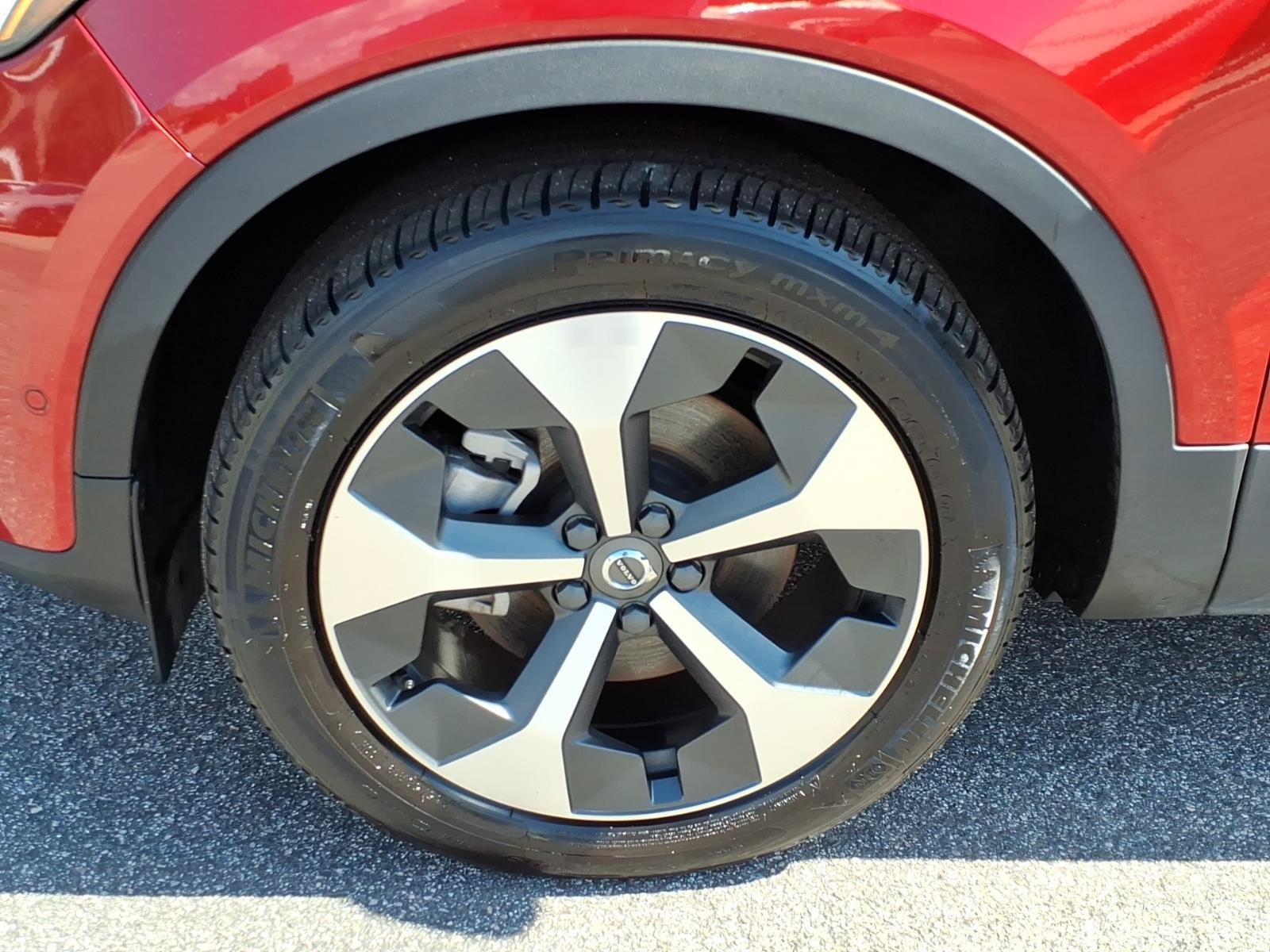 Certified 2025 Volvo XC40 B5 Plus AWD/4WD image 12