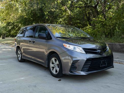 Used 2019 Toyota Sienna L FWD image 2