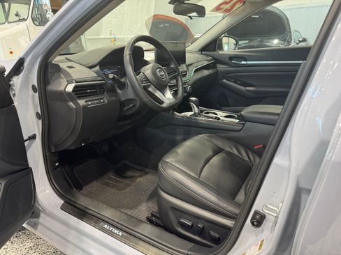 Used 2025 Nissan Altima 2.5 SR w/ SR Premium Package AWD/4WD image 13