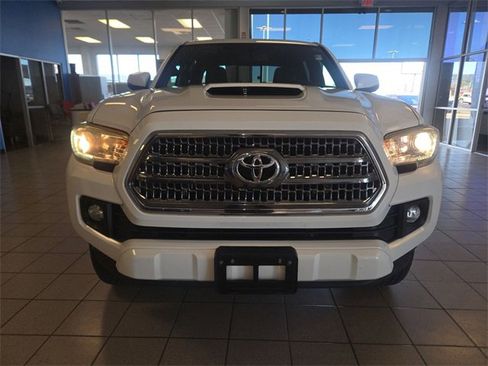 Used 2016 Toyota Tacoma TRD Sport image 3