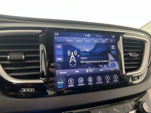 Used 2018 Chrysler Pacifica Touring-L w/ Premium Audio Group FWD image 14