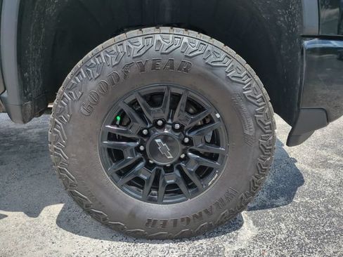 Used 2025 Chevrolet Silverado 2500 ZR2 AWD/4WD image 12