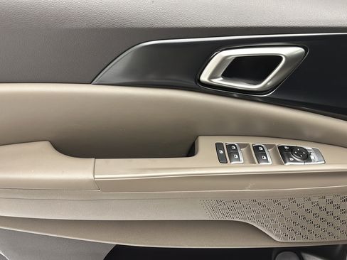Used 2025 Kia Carnival FWD image 12