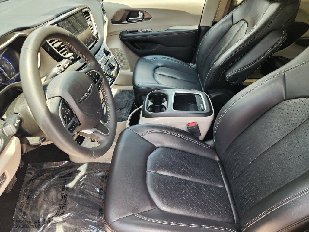 Used 2023 Chrysler Pacifica Touring-L FWD image 13