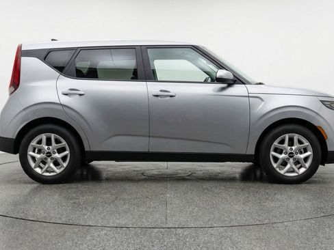 Used 2025 Kia Soul LX w/ LX Technology Package FWD image 11