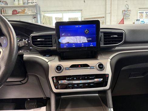 Used 2022 Ford Explorer XLT w/ Equipment Group 202A image 4