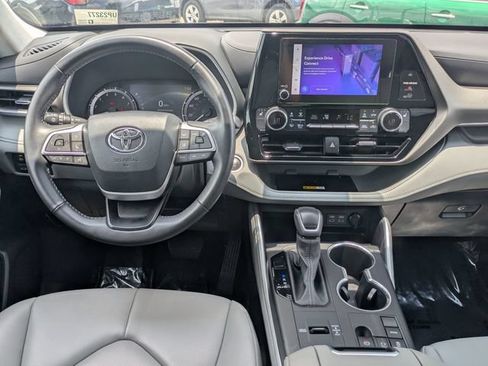 Used 2024 Toyota Highlander XLE FWD image 32