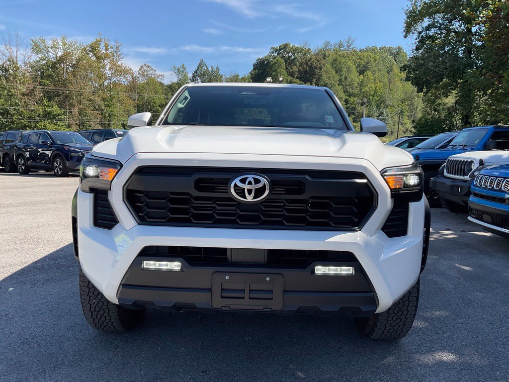 Used 2025 Toyota Tacoma TRD Off-Road AWD/4WD image 2