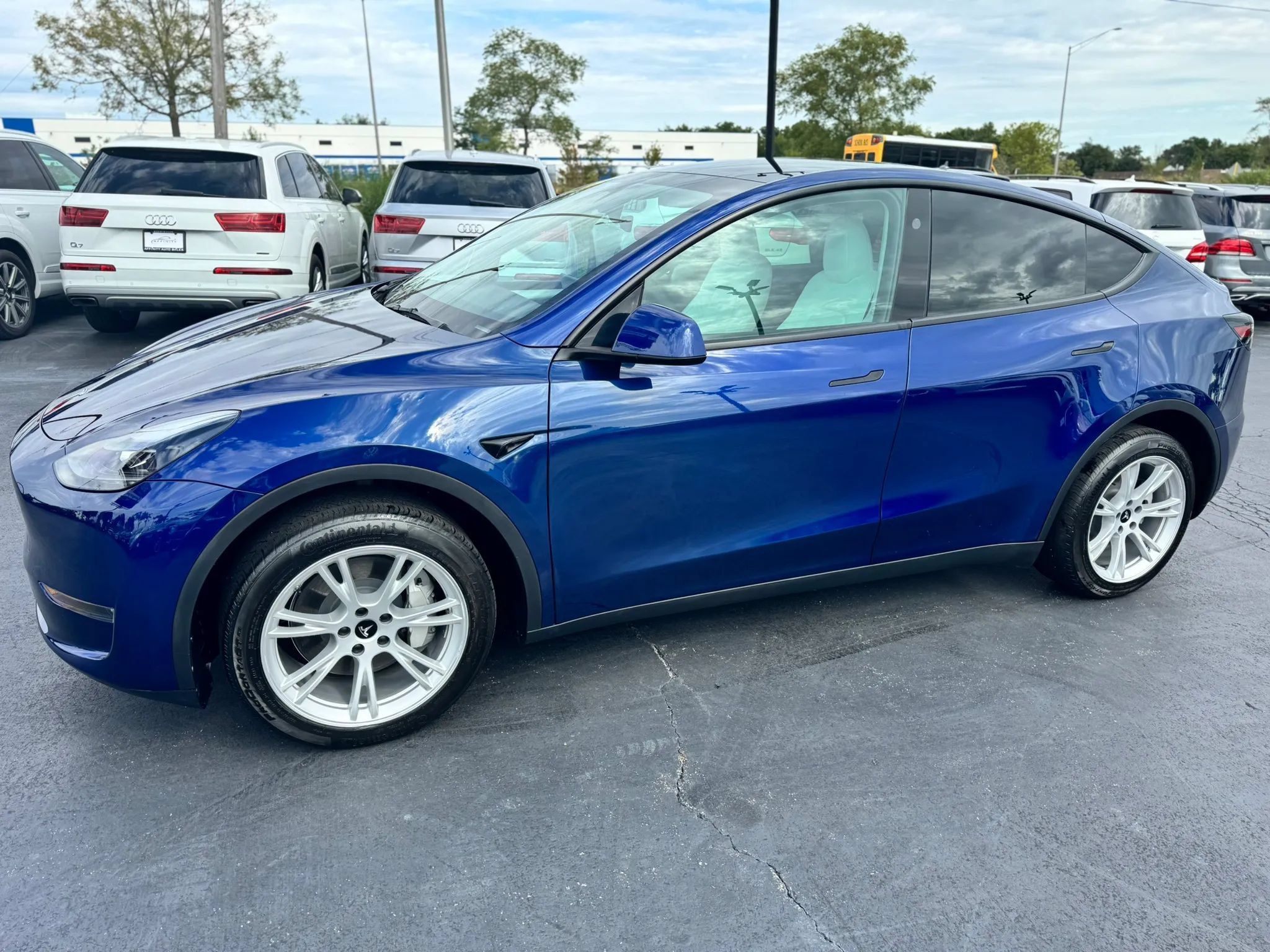 Used 2023 Tesla Model Y Long Range AWD/4WD image 2