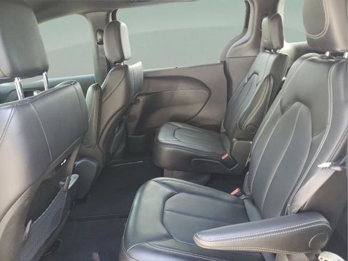 Used 2025 Chrysler Pacifica Select FWD image 6