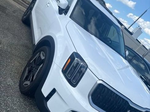 Used 2023 Kia Telluride EX AWD/4WD image 2
