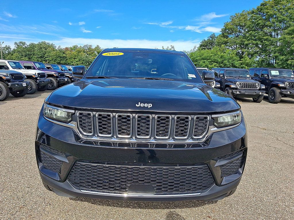 Used 2025 Jeep Grand Cherokee Laredo w/ Luxury Tech Group I AWD/4WD image 35