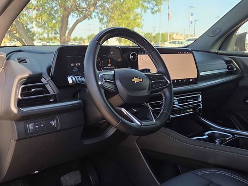 Used 2025 Chevrolet Traverse LT w/ Enhanced Driving Package FWD image 10