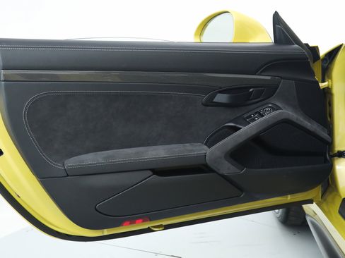 Used 2018 Porsche 911 GT2 RS image 26