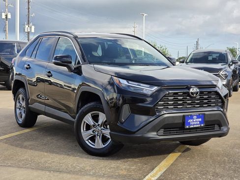 Used 2025 Toyota RAV4 XLE FWD image 2
