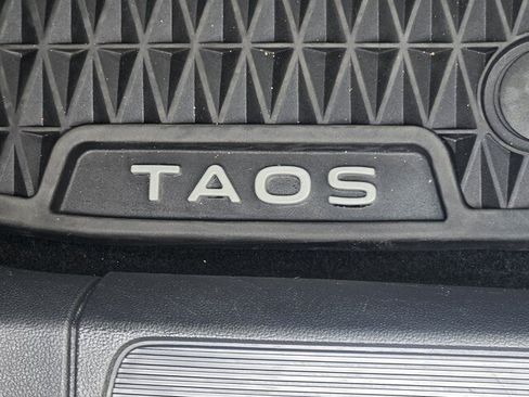 Used 2022 Volkswagen Taos SE w/ Panoramic Sunroof Package FWD image 32