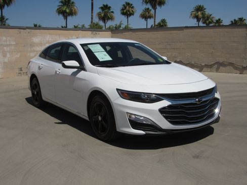 Used 2025 Chevrolet Malibu LS FWD image 2
