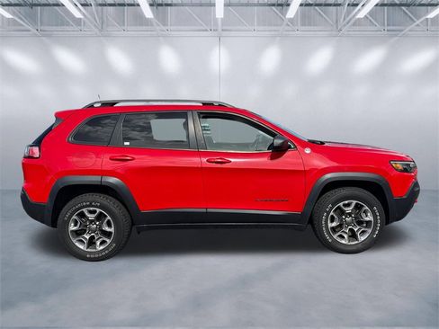 Used 2019 Jeep Cherokee Trailhawk image 3