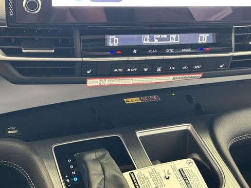 Used 2026 Toyota Sienna XLE FWD image 27