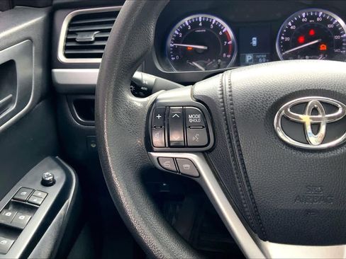 Used 2015 Toyota Highlander LE image 23