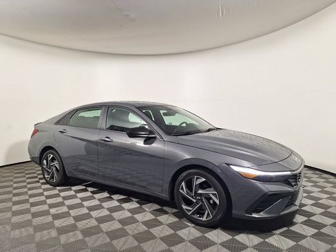 Used 2025 Hyundai Elantra Sport FWD image 3