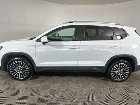 Used 2026 Volkswagen Taos SE FWD image 5