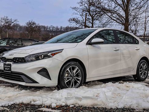 Certified 2023 Kia Forte LXS image 3