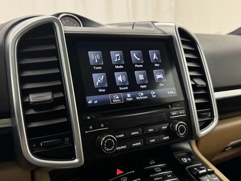 Used 2017 Porsche Cayenne Platinum Edition image 31