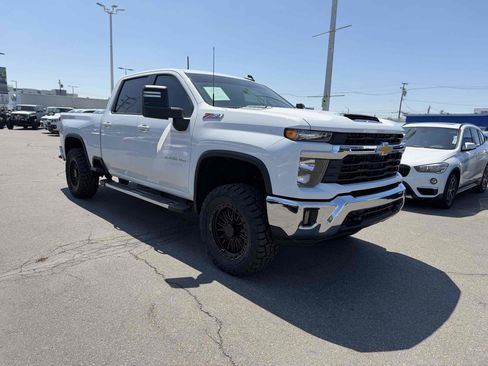 Used 2025 Chevrolet Silverado 2500 LT AWD/4WD image 3