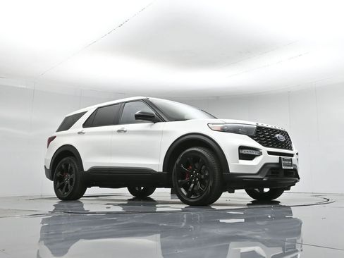 Certified 2022 Ford Explorer ST w/ ST Street Pack image 4