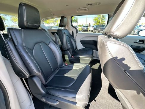 Used 2024 Chrysler Pacifica Limited FWD image 27