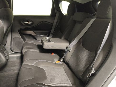 Used 2019 Jeep Cherokee Latitude w/ Popular Appearance Group image 18