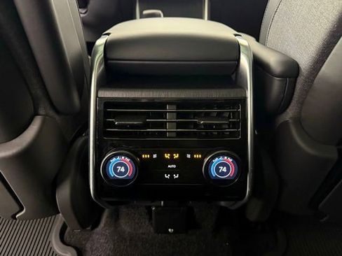 Certified 2025 Land Rover Range Rover SV image 27