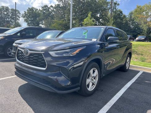 Used 2022 Toyota Highlander L FWD image 2