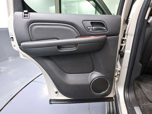 Used 2011 Cadillac Escalade Luxury image 35