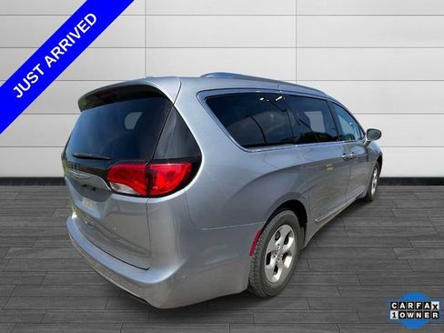 Used 2017 Chrysler Pacifica Touring-L Plus FWD image 3