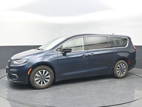 Used 2024 Chrysler Pacifica Select image 2