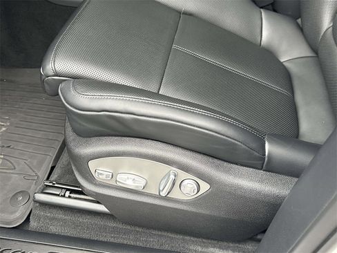 Used 2025 Porsche Macan Turbo image 6