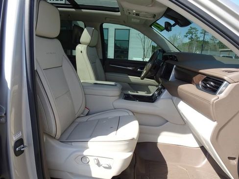 Used 2021 GMC Yukon Denali w/ Denali Premium Package image 18