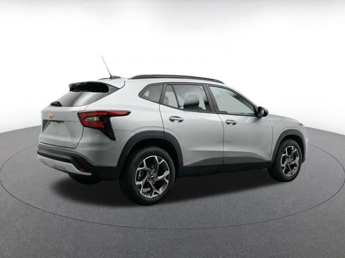 Used 2025 Chevrolet Trax LT FWD image 10