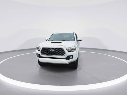 Certified 2018 Toyota Tacoma TRD Sport image 3