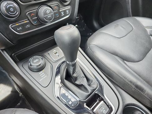 Used 2019 Jeep Cherokee Limited AWD/4WD image 25