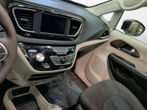 Used 2022 Chrysler Voyager LX image 10