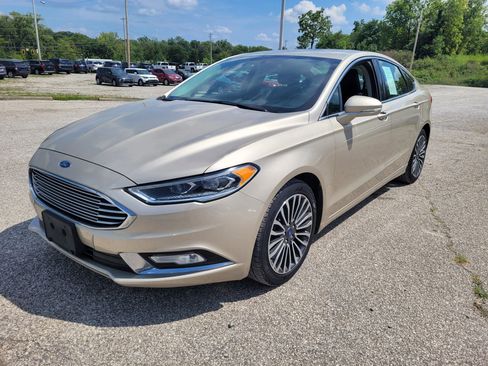 Used 2017 Ford Fusion SE w/ Fusion SE Technology Package image 2