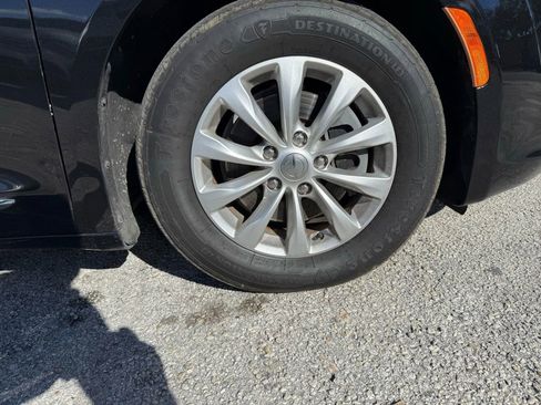 Used 2017 Chrysler Pacifica Touring-L image 24